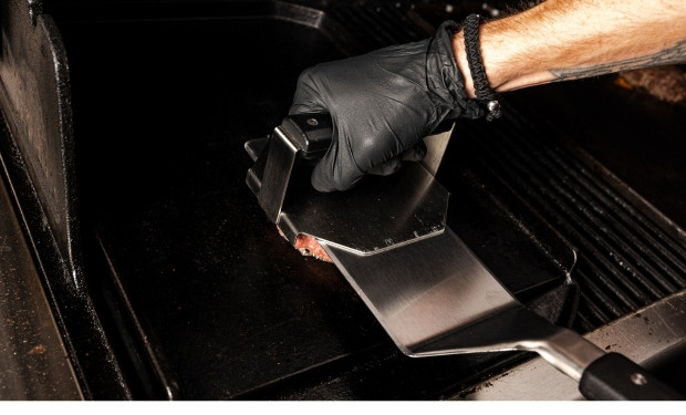 Ασφαλές ψήσιμο με πρέσα smash burger